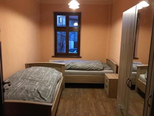 um quarto com 2 camas e uma janela em FeWo Stendal em Stendal