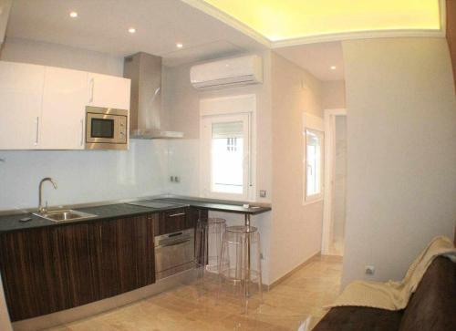 Apartamento con terraza céntrico moderno. Nuevo.
