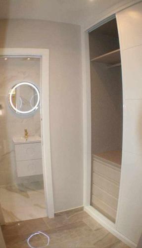 Apartamento con terraza céntrico moderno. Nuevo.