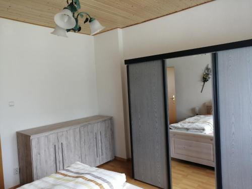een spiegel in een slaapkamer met een bed en een bed. bij Fewo 2 in Sassnitz