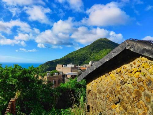 九份的住宿－九山八海民宿，享有山脉和海洋的景致。