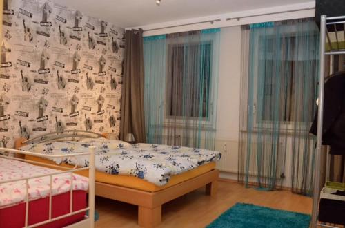 1 dormitorio con 1 cama y una pared cubierta de periódicos en Ferienwohnung Anita, en Rulfingen