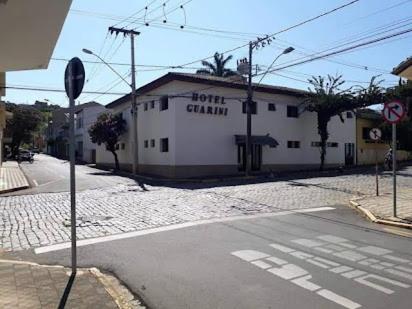 an empty street with a building on the side of a road at Hotel Guarini in Monte Sião