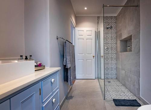 bagno con doccia, lavandino e servizi igienici di L'Auberge Chanteclair a Franschhoek
