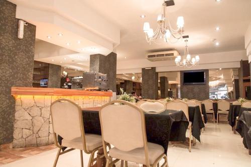 Un comedor con una mesa larga y sillas. en Hotel Dion, en Mar del Plata