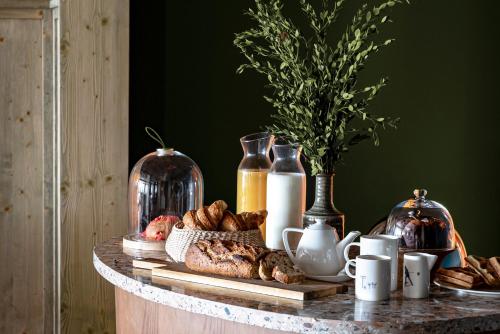 メリベルにあるHotel Le Coucou Méribelのパンの入ったテーブル