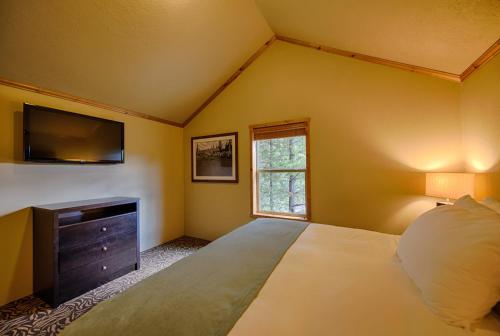 
a bedroom with a bed and a window at Explorer Cabins at Yellowstone in West Yellowstone
