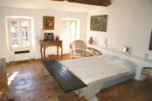 une chambre avec un lit, une table et un bureau dans l'établissement Villa spacieuse en campagne près de La Garde-Freinet avec piscine, à La Garde-Freinet