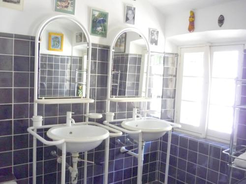 - deux lavabos dans une salle de bains carrelée de bleu avec miroirs dans l'établissement Villa spacieuse en campagne près de La Garde-Freinet avec piscine, à La Garde-Freinet