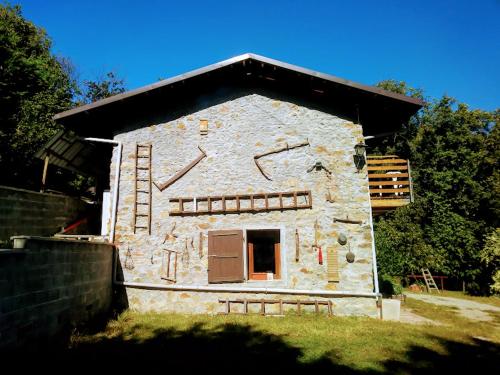 a small stone building with a window and a door at Il Pettirosso in Castellamonte