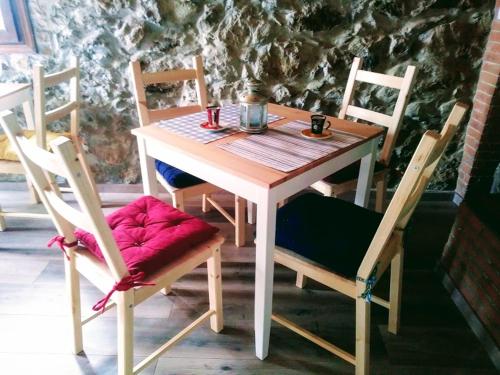 een houten tafel met twee stoelen en een tafel met avisorvisoruationerrorangering bij Il Pettirosso in Castellamonte