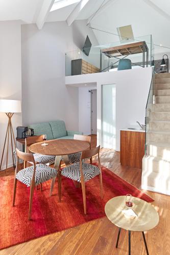 a living room with a table and chairs at Rio da Vila in Porto