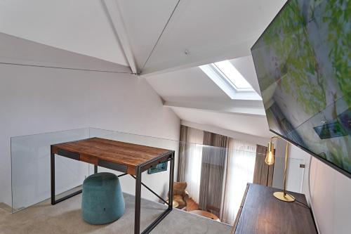 a small room with a table and a window at Rio da Vila in Porto
