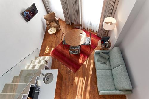 an overhead view of a living room with a couch and a table at Rio da Vila in Porto