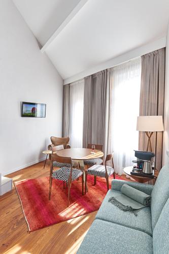 a living room with a blue couch and a table at Rio da Vila in Porto