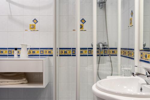 y baño con ducha y lavamanos. en Prestige Apartament Przy Nosalu, en Zakopane