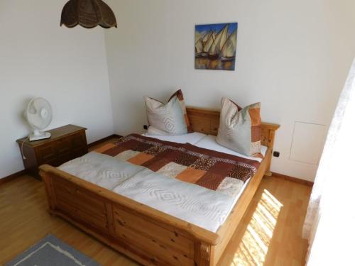LandscheidにあるFeWo Ingeのベッドルーム1室(木製ベッド1台付)