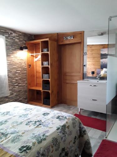 Η κουζίνα ή μικρή κουζίνα στο Gite de Haute Saintonge à Crazannes