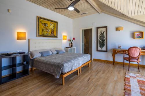 - une chambre avec un lit, une table et une chaise dans l'établissement Villa Lujo Olivanova Golf MET, à Oliva