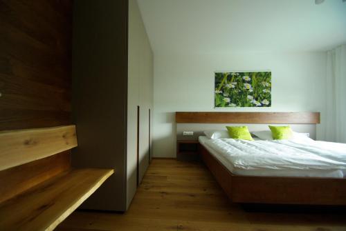 a bedroom with two beds with yellow pillows at Lindau in Bettnau