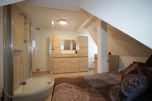 a bathroom with a bed and a bath tub and a sink at Apartment am Kunsthaus Nordhausen in Nordhausen