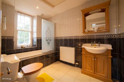 A bathroom at Ravenscliffe Lodge 