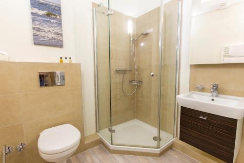 a bathroom with a shower and a toilet and a sink at ancora Marina Haus 1 Nr 10, Typ 4 in Neustadt in Holstein