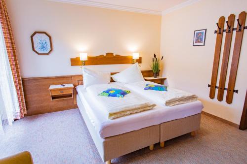 ein Schlafzimmer mit einem großen Bett mit weißer Bettwäsche in der Unterkunft Soldanella 3 by Alpenidyll Apartments in Ramsau am Dachstein