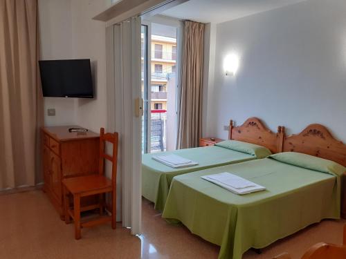 Μια τηλεόραση ή/και κέντρο ψυχαγωγίας στο Apartaments Mar Blau Calella
