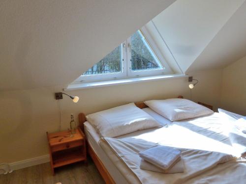 a bed in a room with a window at Alte Schule 3 in Staberdorf