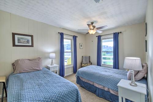 una camera da letto con due letti e un ventilatore a soffitto di Pet-Friendly Waterfront Hayesville Cottage! a Hayesville