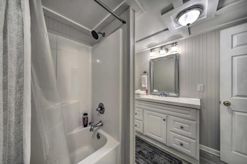un bagno bianco con vasca e lavandino di Pet-Friendly Waterfront Hayesville Cottage! a Hayesville