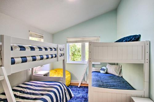 Game Room and Private Beach Anderson Island Gemにあるベッド
