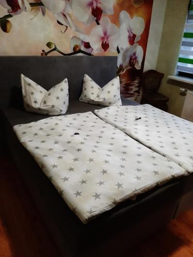 łóżko z poduszkami w sypialni w obiekcie Ferienwohnung Katzschner w mieście Drehna
