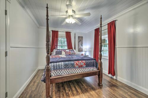1 dormitorio con 1 cama y ventilador de techo en Waterfront Dunlap Cottage Large Yard and Views, en Dunlap