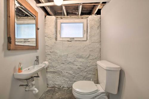 Ένα μπάνιο στο Classic Oak Park Home, 11 Mi to Downtown Chicago!