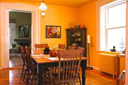 a dining room with a dining table and chairs at Le Passe-Partout in Cowansville