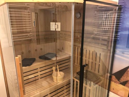 a display case in a room with a bird cage at Klimatyzowany Apartament EGIPT z sauną i miejscem parkingowym in Kielce