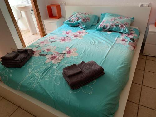 1 cama con 2 toallas y 2 almohadas en Townhouse in Cabo roig Aguamarina, en Cabo Roig