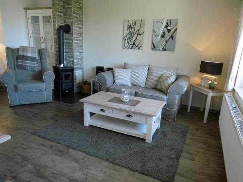 sala de estar con sofá y mesa de centro en LANDHAUS AM SUND im EG, en Lütjenbrode