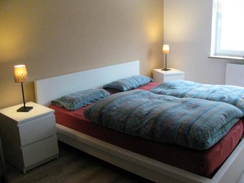un letto con due cuscini sopra in una camera da letto di Ferienwohnung Oelstorf a Eckernförde