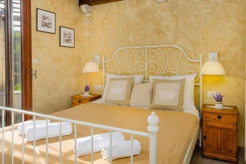 Giường trong phòng chung tại Holiday House - Old Olive
