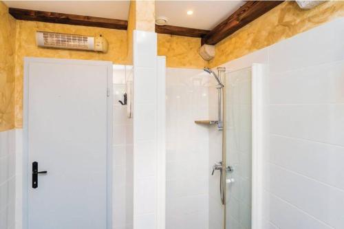 Phòng tắm tại Holiday House - Old Olive