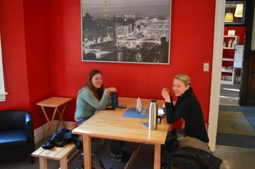 twee vrouwen aan een tafel in een restaurant bij Gorge View in Niagara Falls