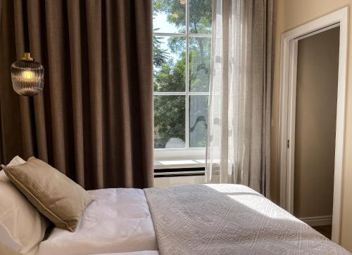 een slaapkamer met een bed voor een raam bij Apartments 19 in Zagreb