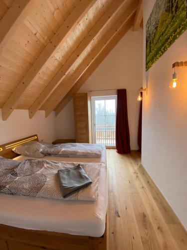 two beds in a room with a window at Ferienwohnung Apfelkrönchen in Spiegelberg
