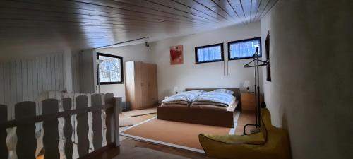 um quarto com uma cama no canto de um quarto em Sonnenchalet em Westerheim