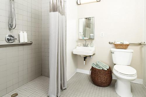 Koupelna v ubytování InTown Suites Extended Stay Select Atlanta GA - Morrow