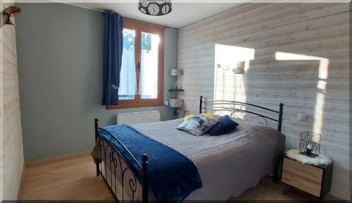 Postel nebo postele na pokoji v ubytování Résidence Orazur - Appartement de Charme - 2 chambres - Poêle à bois - 2 balcons - Jardin - Parking - Internet - Linge et Ménage en options payantes