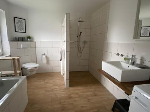 Kúpeľňa v ubytovaní Moderne Ferienwohnung im skandinavischen Stil KK